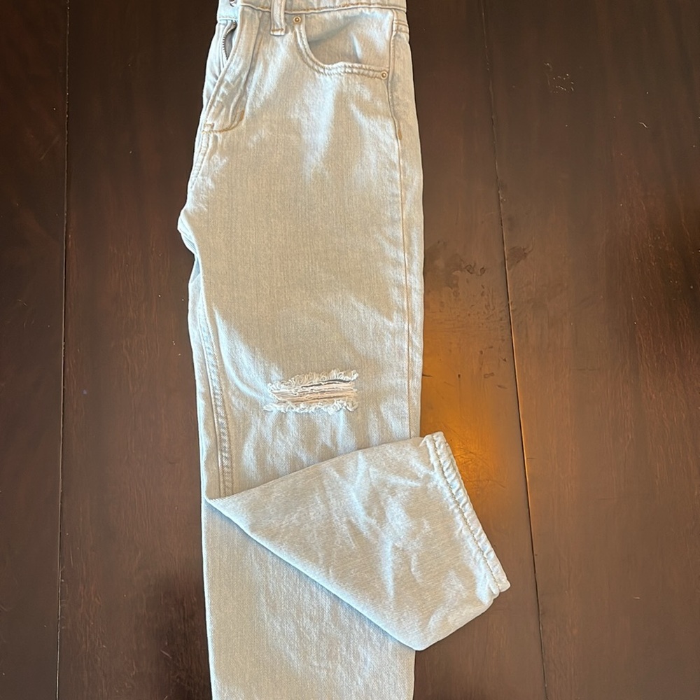 Old Navy Girl’s light blue, size 8 high rise slouchy straight jeans.